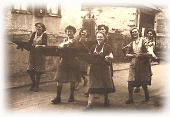Langenbacher Frauen kommen vom Backhaus (Im Hintergrund das Spritzenhaus)